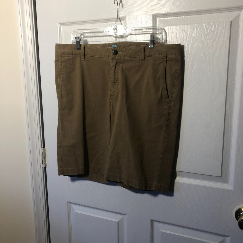 Tommy Bahama men khaki shorts, size 35